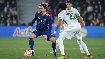 Modric entre dos rivales