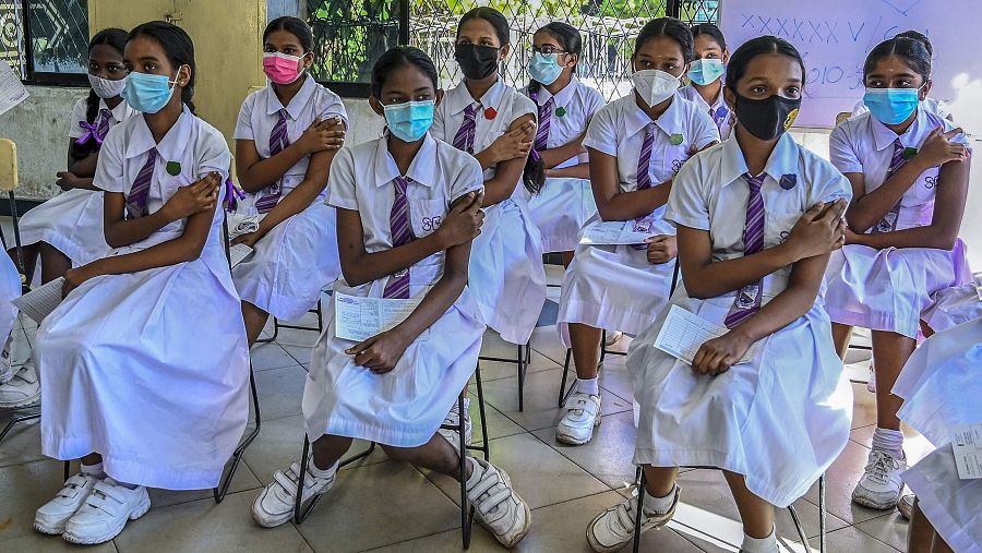 Varias jóvenes, después de recibir la vacuna COVID en un colegio de Colombo, en Sri Lanka.