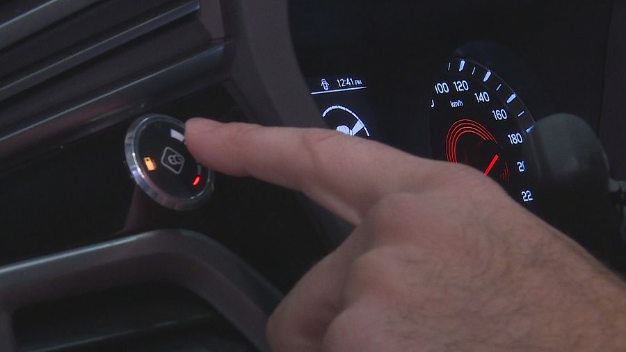 Botón de arranque en un coche propulsado con gas.