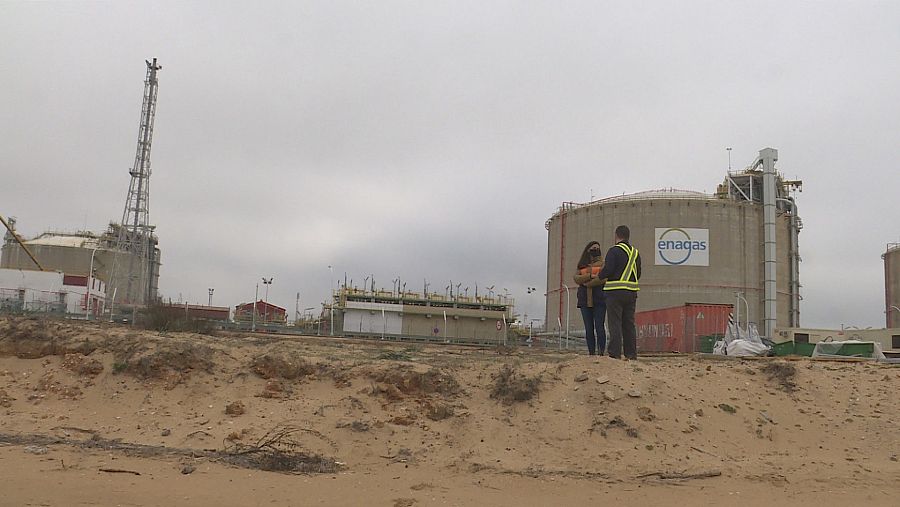 Depósitos de gas en Huelva con dos personas visitándolos.