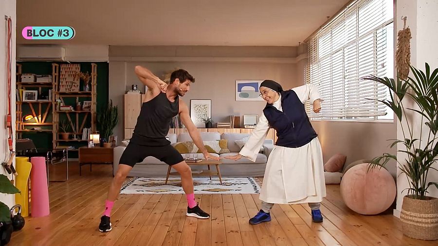 Cesc Escolà i Sor Lucía Caram en un moment de l'entrenament, fent exercicis amb els braços a 'FitMés'