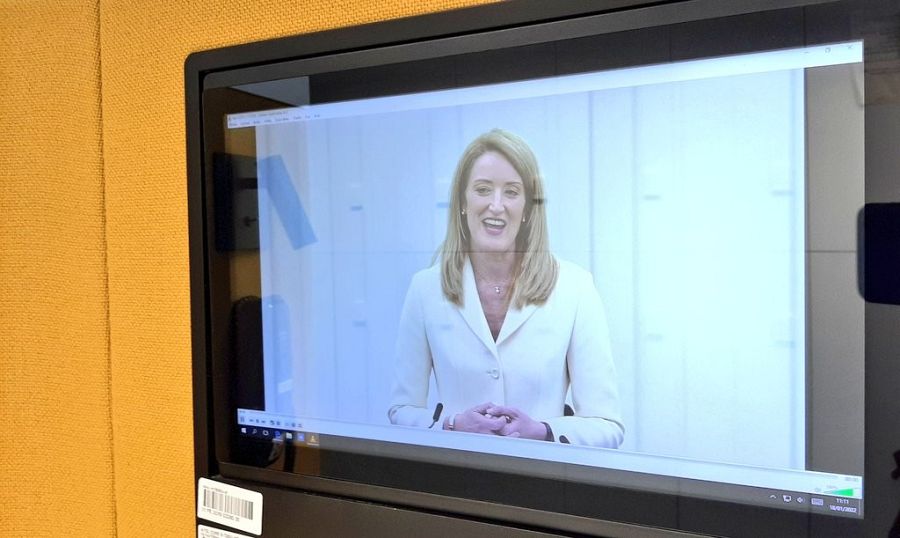 Imagen de Roberta Metsola en uno de los monitores de la sala de prensa.