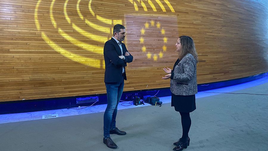 El periodista de RTVE, José Carlos Gallardo, conversa con la eurodiputada Iratxe García