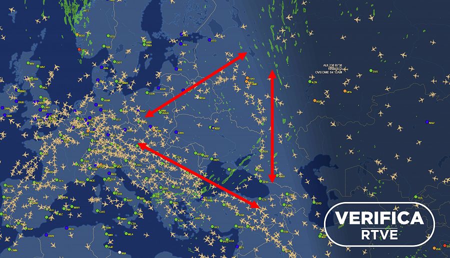 Imagen de FlightAware del día 21 de enero de 2022 que muestra la ausencia de aviones en las zonas de exclusión aérea de Ucrania, con unas flechas rojas donde se concentran los aviones