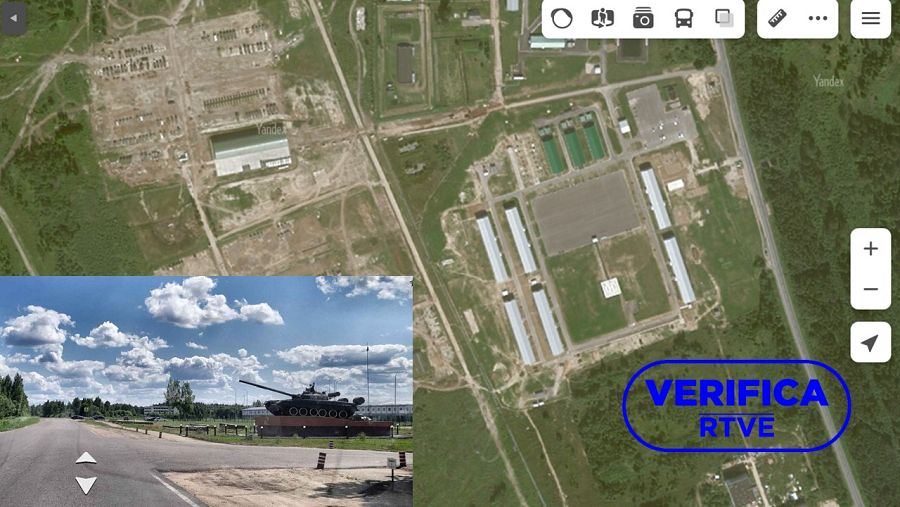 Imagen satelital de la base rusa de Yelnya en 2020 con una foto en la parte inferior izquierda del carro de combate en el acceso a la base de julio de 2021, con el sello blanco de VerificaRTVE