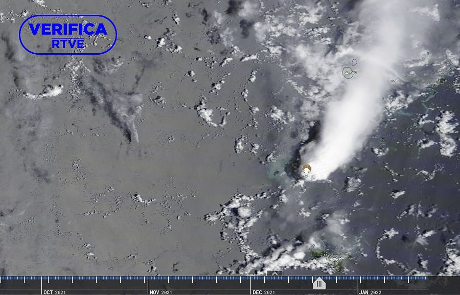 Imagen del volcán en erupción Hunga Tonga visto desde el satélite de la NASA en diciembre de 2021, con el sello blanco de VerificaRTVE