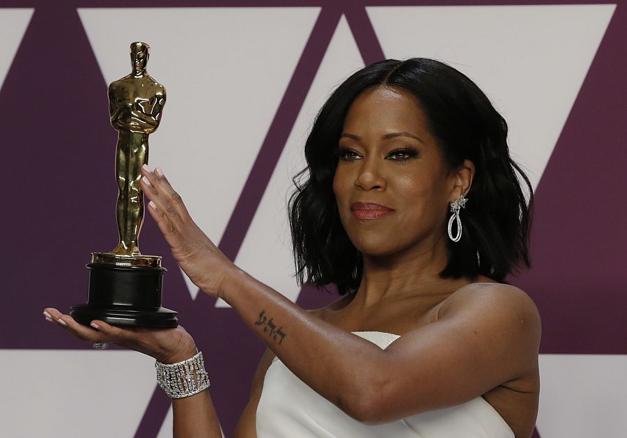 Regina King celebrando su Premio Oscar en 2019. En su brazo izquierdo tiene un tatuaje en arameo.