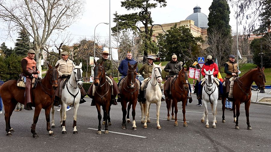 Participantes a caballo en la marcha del mundo rural en Madrid.