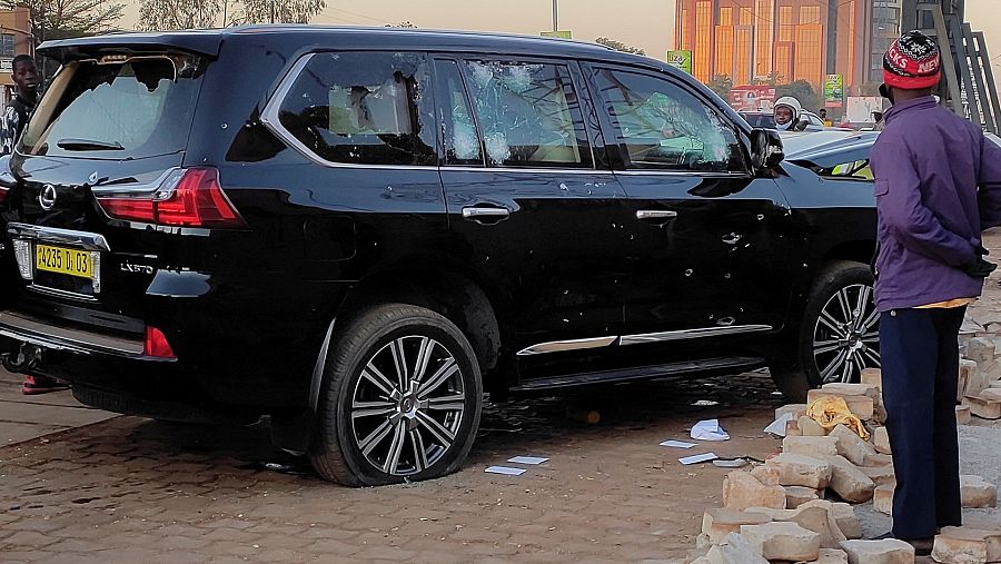 Agujeros de bala en un coche de la comitiva presidencial de Kaboré