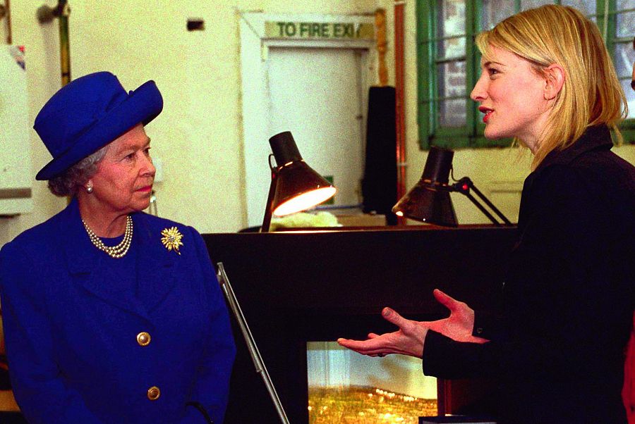 En 1999, Blanchett conoció a la reina de inglaterra durante la promoción de 'Elizabeth'