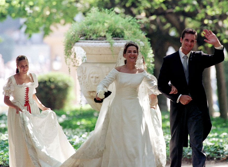 La Infanta Cristina e Iñaki Urdangarin en la celebración de su boda en los jardines del Palacio de Pedralbes
