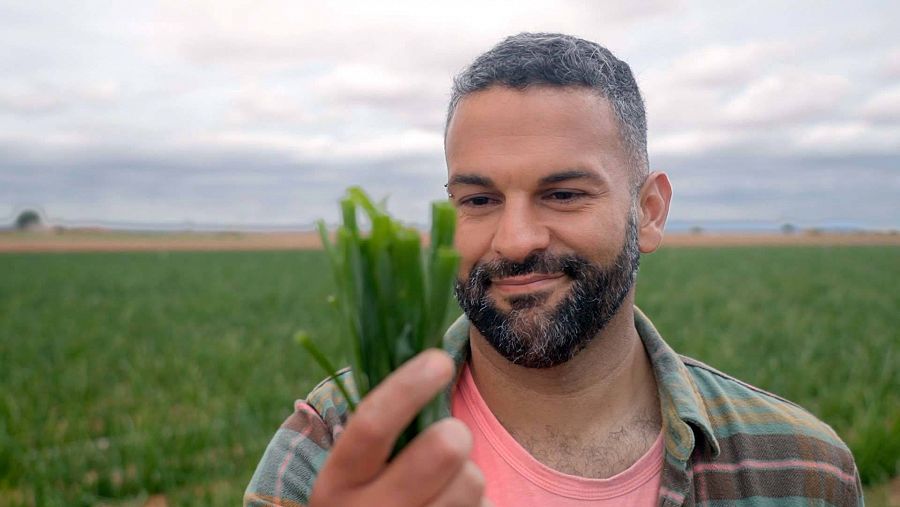 Gonzalo D'Ambrosio con cebolletas de los montes de Toledo