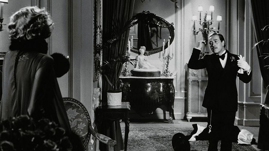 José Luis López Vázquez en una escena de la película 'Viajes con mi tía', de George Cukor, que protagoniza junto a la actriz Maggie Smith