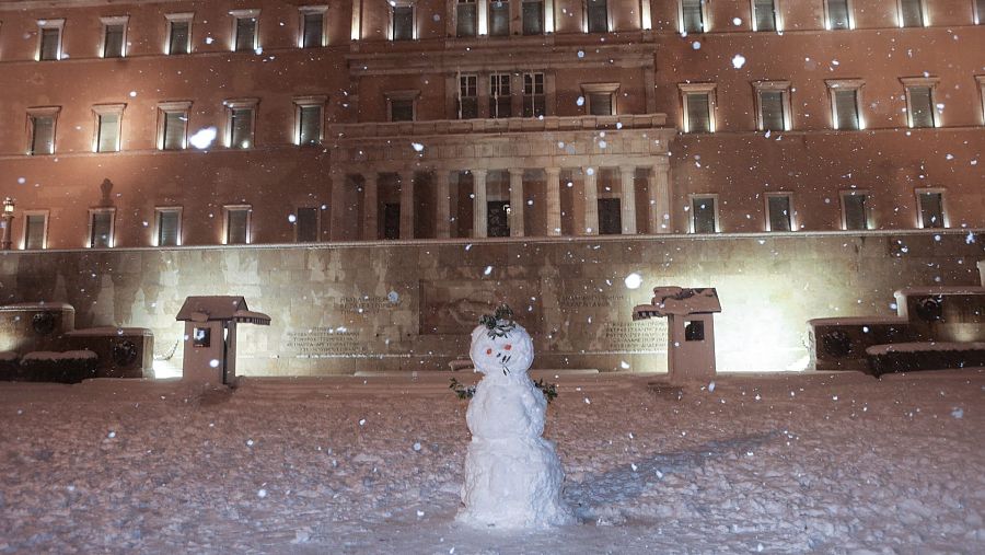 Un muñeco de nieve a las puertas del Parlamento Central de Atenas (Grecia) en medio del temporal 'Elpis' o 'Elpida'