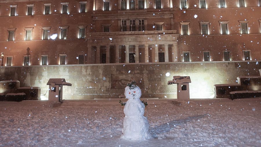  Un muñeco de nieve a las puertas del Parlamento Central de Atenas (Grecia) en medio del temporal 'Elpis' o 'Elpida'
