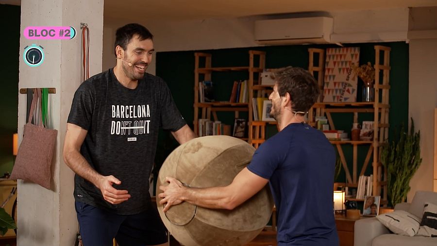 Pierre Oriola i Cesc Escolà es passen una pilota gran de color marró