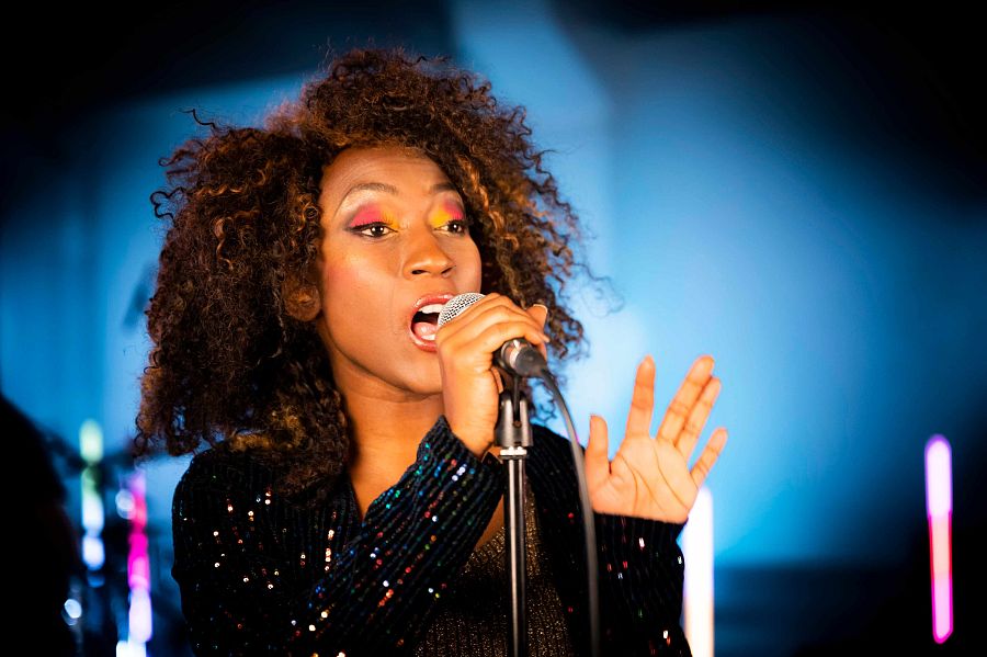 Koko-Jean, la cantant del grup, en un moment de l'actuació