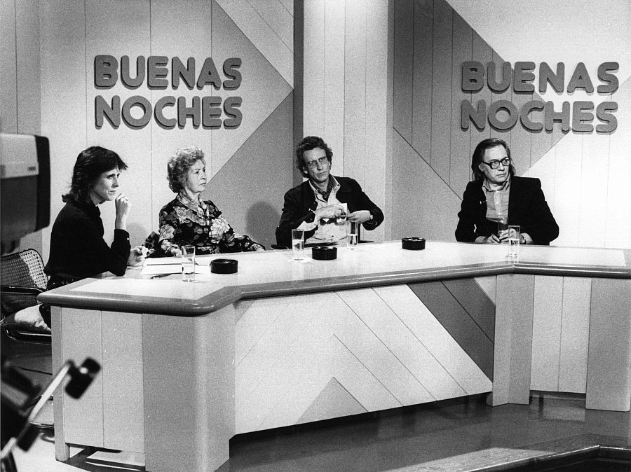 Paco Umbral participando en el programa 'Buenas noches' junto a Mercedes Milá