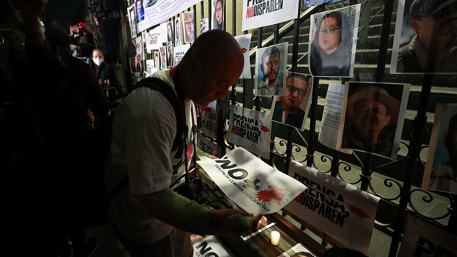 Periodistas y activistas mexicanos protestan ante la sede de la Secretaría de Gobernación para exigir que se haga justicia ante los asesinatos de tres periodistas en las últimas tres semanas.