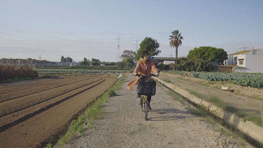 Sílvia Abril en bicicleta a 'La recepta perduda'