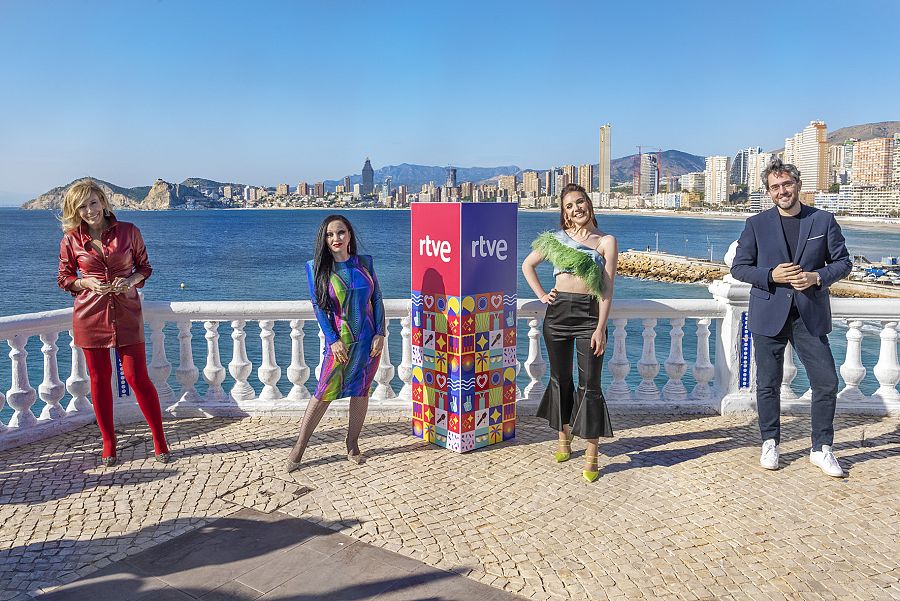 Los presentadores y María Eizaguirre