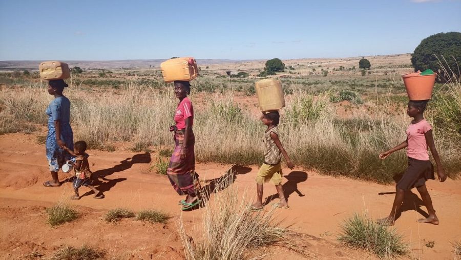 Mujeres y niñas buscan pozos de agua en el sud de Madagascar