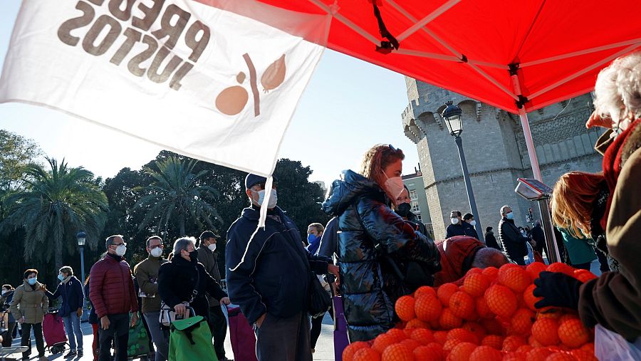 Los agricultores valencianos protestaron por los precios bajos hace unas semanas frente a las Torres de Serranos en Valencia