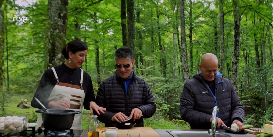 Los tres protagonistas cocinando cuajada con cebolleta y crema de champiñones