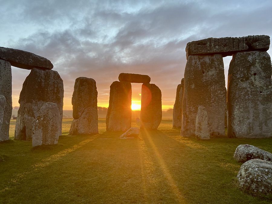 El monumento Stonehenge visto al amanecer