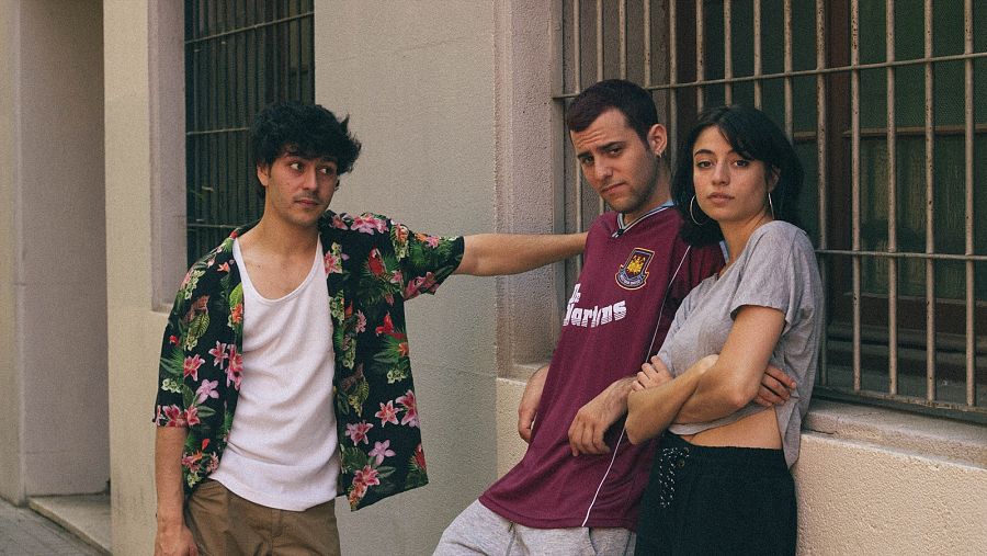 Paula Jornet, Pau Escobar i Nil Cardoner donen vida a Carla, Àlex i Pol a Qui estigui lliure