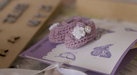 Calzado hecho a medida para Estel, sobre la postal que hicieron con sus huellas