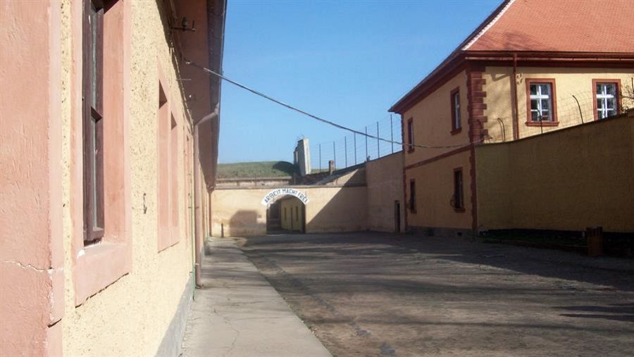 Entrada al campo de concentración, en la fortaleza de Theresienstadt