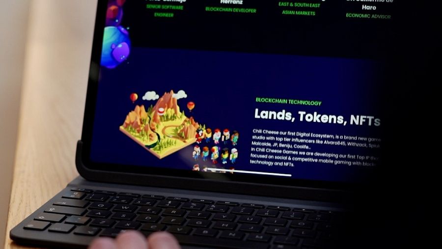 Ordenador con el videojuego Play to Earn de la empresa española Metaworlds