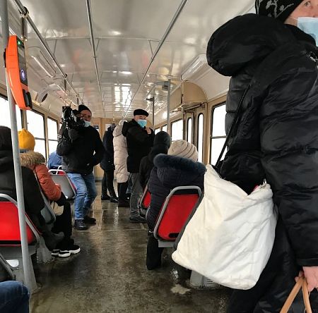 Un cámara grabando en el interior de un autobús urbano en Kiev.