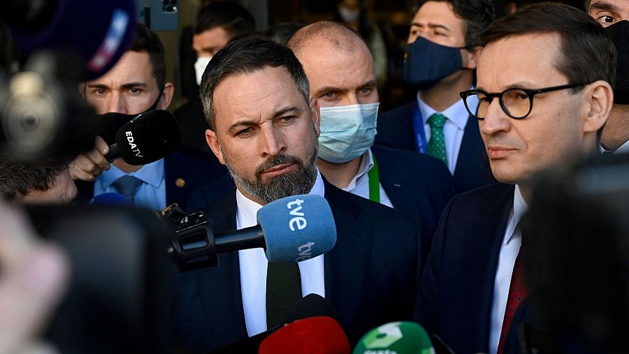 El líder de Vox, Santiago Abascal, y el primer ministro polaco, Mateusz Morawiecki, atienden a los medios de comunicación.