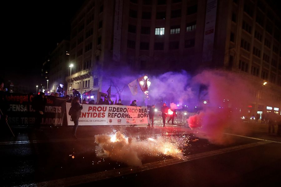 Simpatizantes e integrantes de la Confederación General del Trabajo (CGT) protestan en Barcelona contra la reforma laboral.