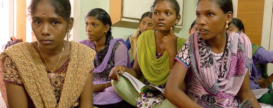 Niñas trabajadoras de taller textil en la India