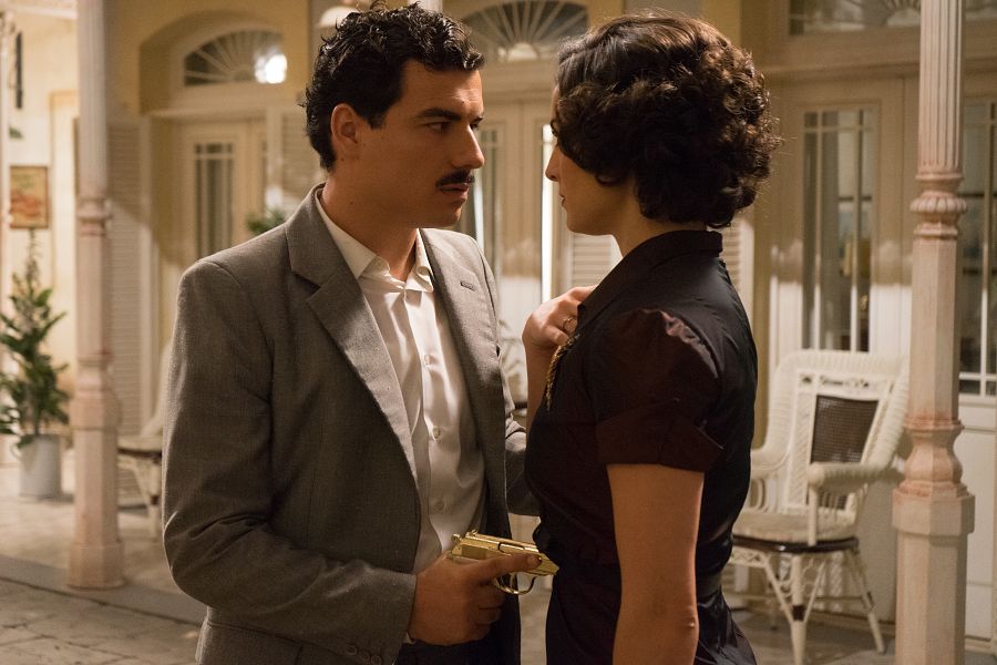 Víctor amenaza a Patricia con la pistola del crimen