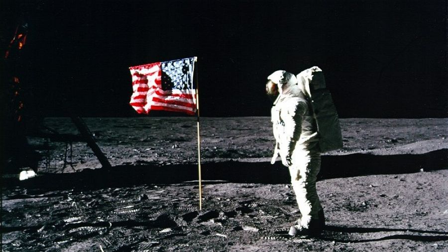 Aldrin saluda la bandera de EE . UU.
