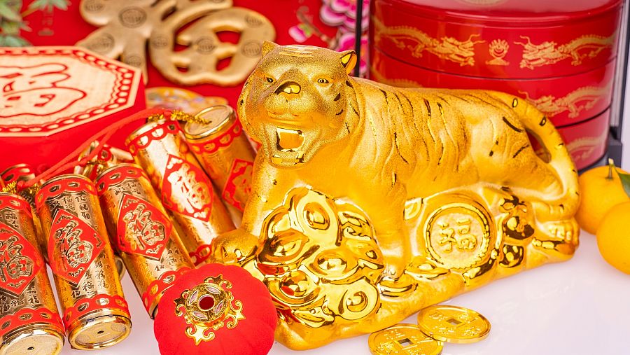 Figurada dorada de un tigre, el tercer animal del zodíaco chino
