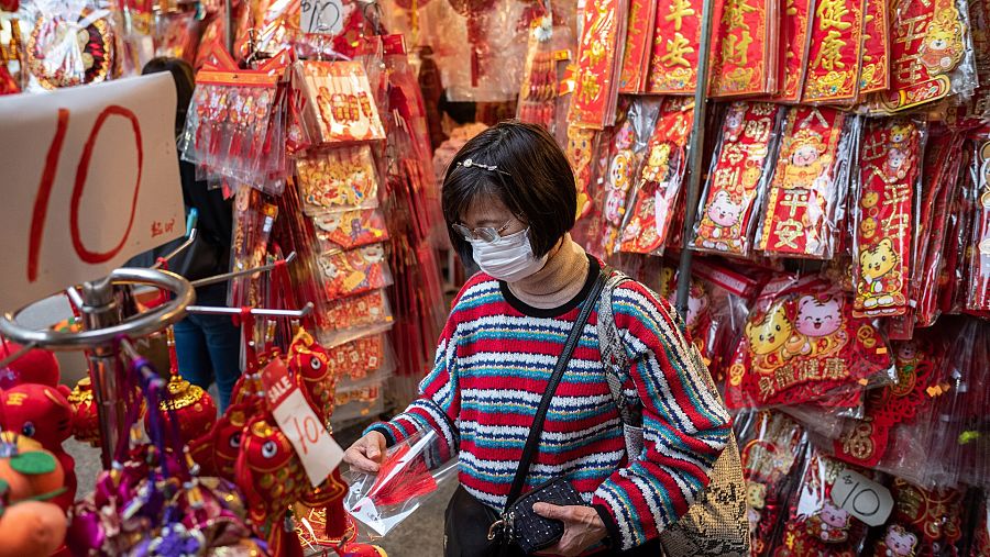Una mujer compra artículos para el Año Nuevo Lunar en Hong Kong, China