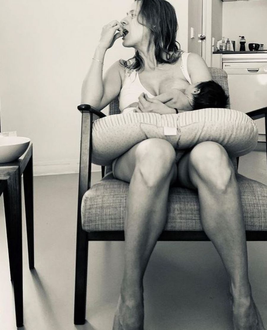 Manuela Vellés posa dando el pecho a su hijo (@manuelavelles)