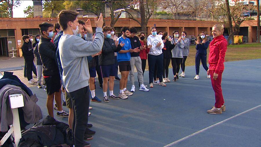 La atleta Eva Gadea da una clase de Educación Física en el Estadio del Turia de Valencia