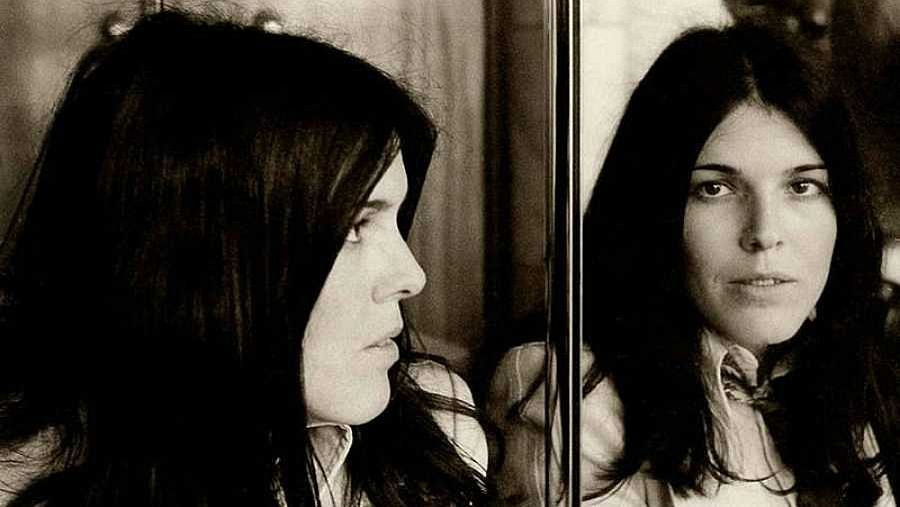 La cantante Cecilia se mira al espejo