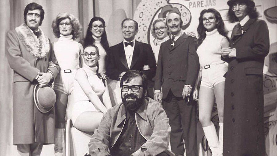 Chicho Ibáñez Serrador y Kiko Ledgard posando con el resto del equipo del 