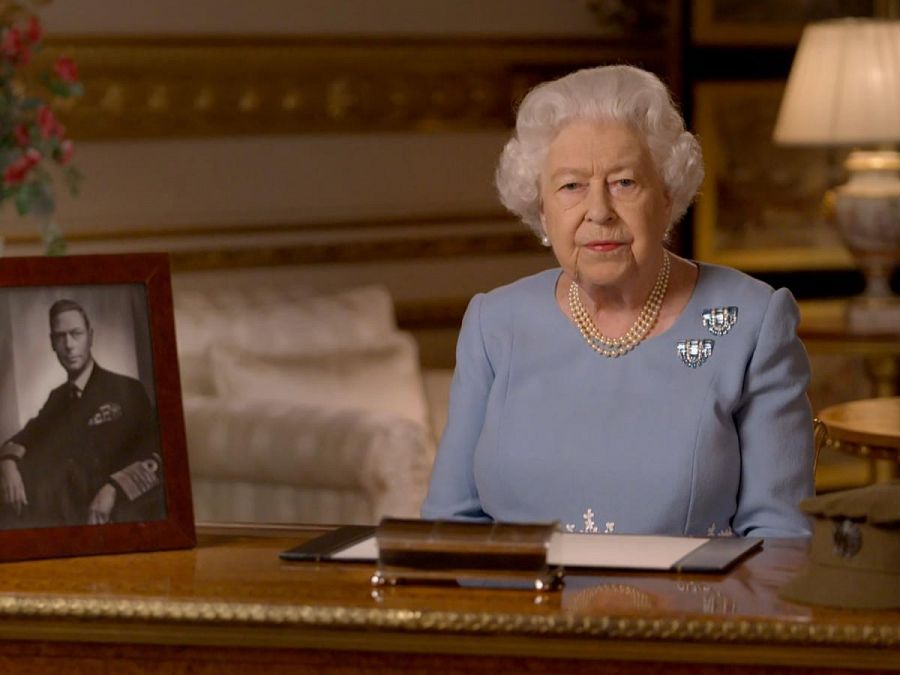 La reina dio el mensaje del 75 aniversario del fin de la guerra en Europa junto a una foto de su padre, Jorge VI