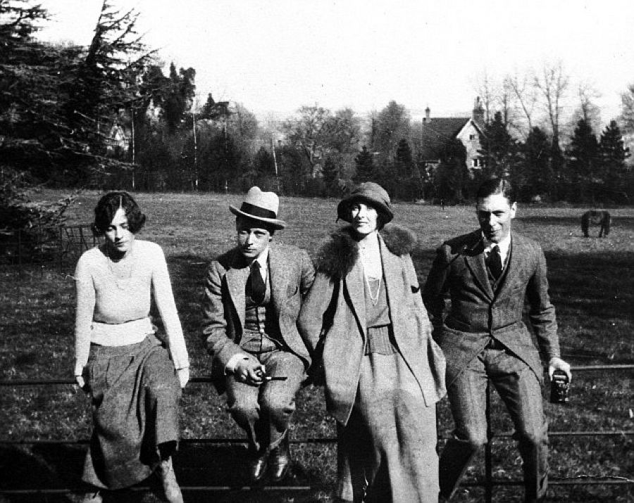 Sheila, David, Freda y Alberto en una visita al hogar de la primera en su casa de Winchester, en 1919