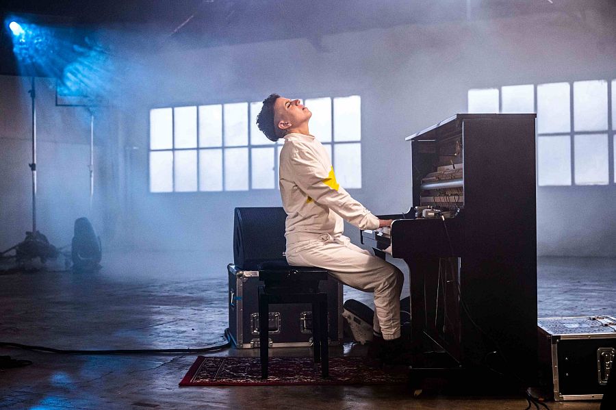 Clara Peya en un moment de l'actuacó tocant el piano mirant al sostre