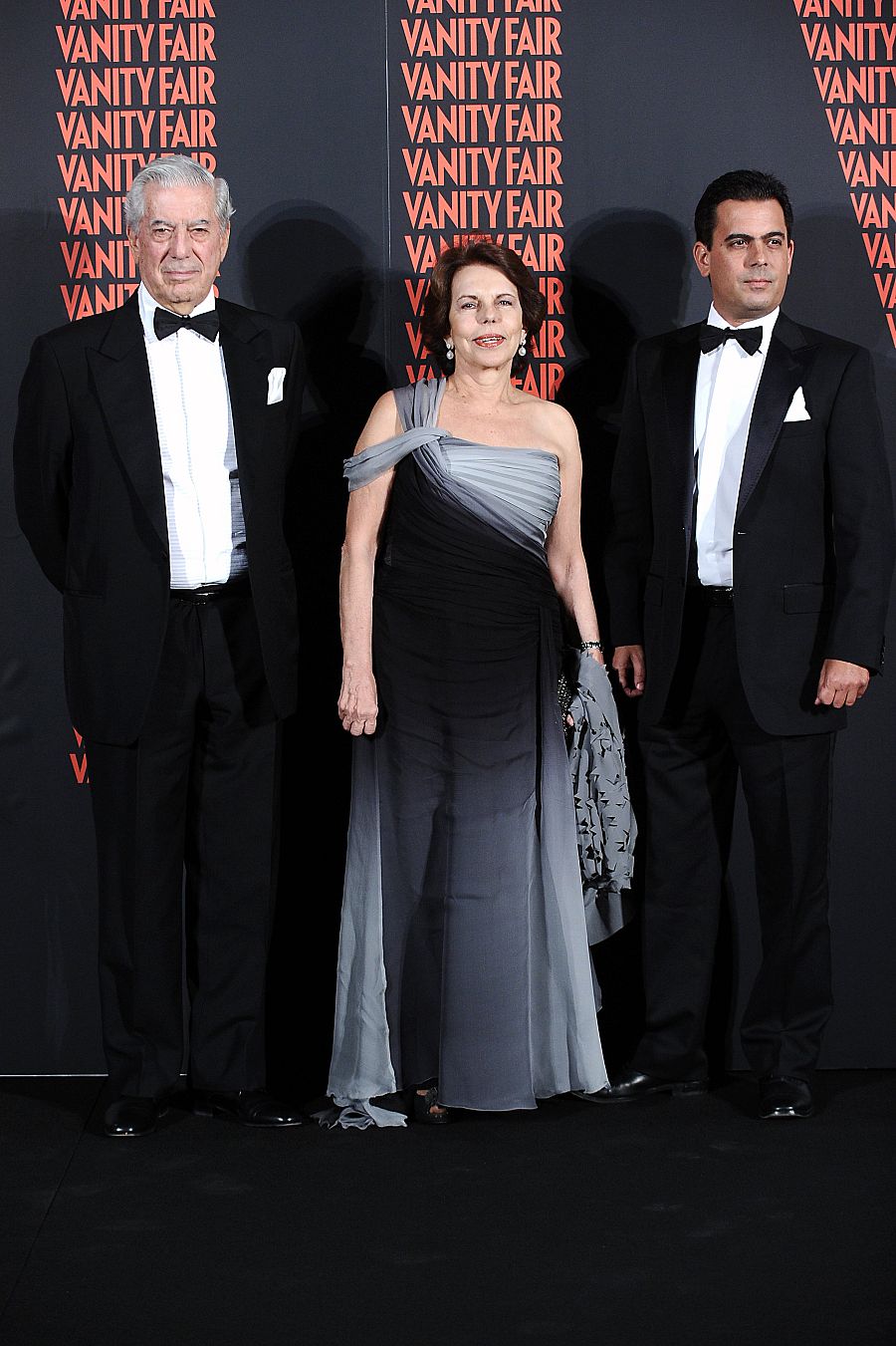 Mario Vargas Llosa junto a su mujer y su hijo