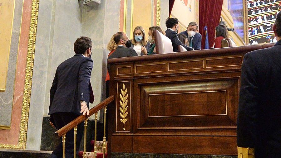 El Grupo Popular mientras informaba a la presidenta del voto 